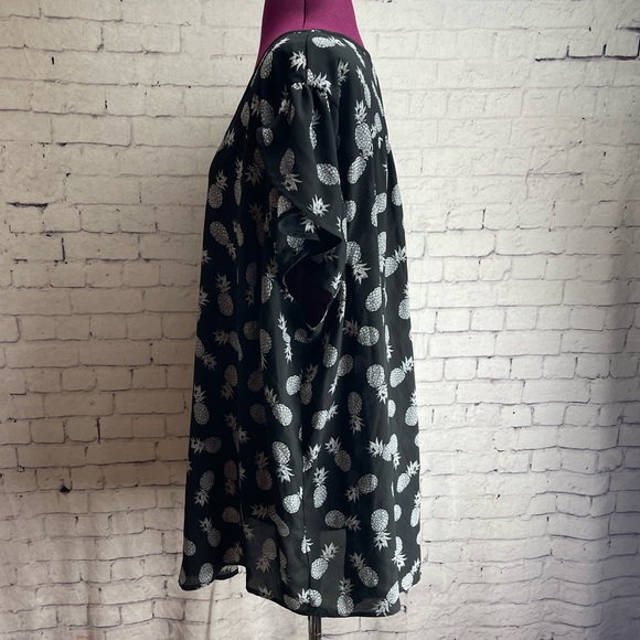 Torrid size 4 Georgette Tulip Sleeve Blouse black with white pineapple print - Picture 2 of 6